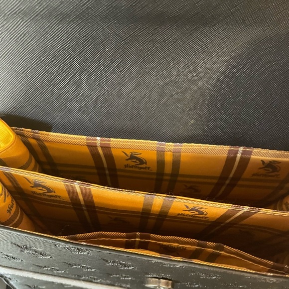 Hufflepuff Loungefly Purse - Picture 4 of 4